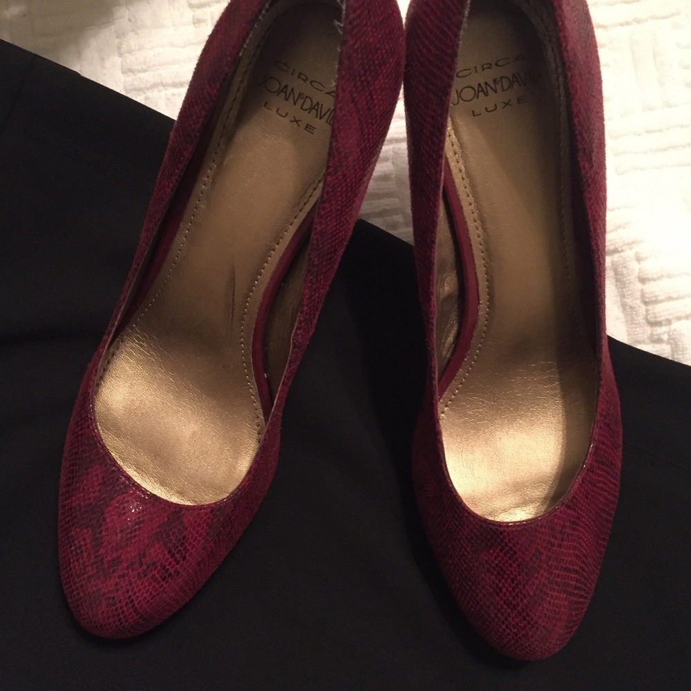 Sleek & Classy!  Faux snake skin platform pump!
