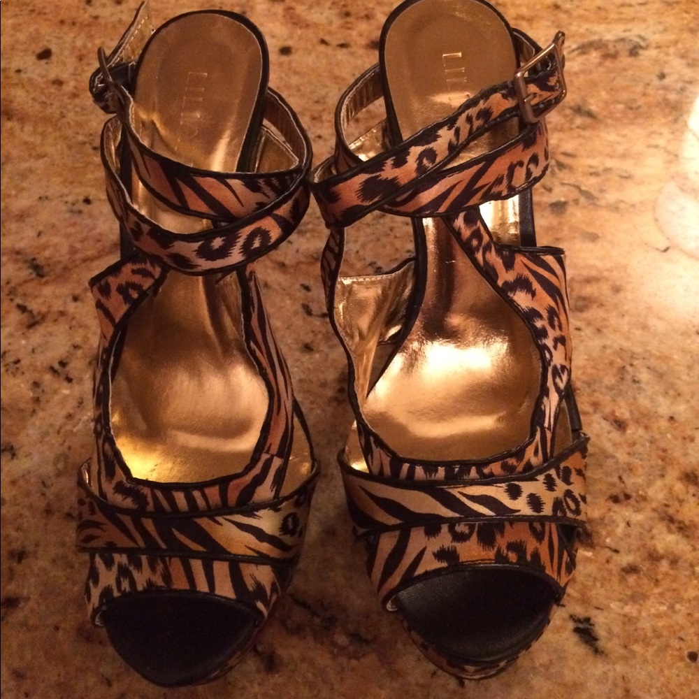 Strappy platform shoe