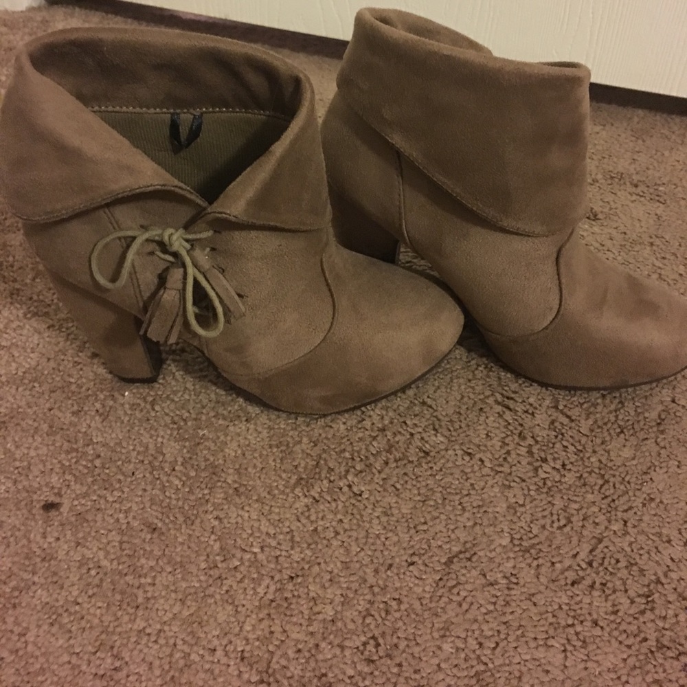 Size medium rue 21 suede boot heels