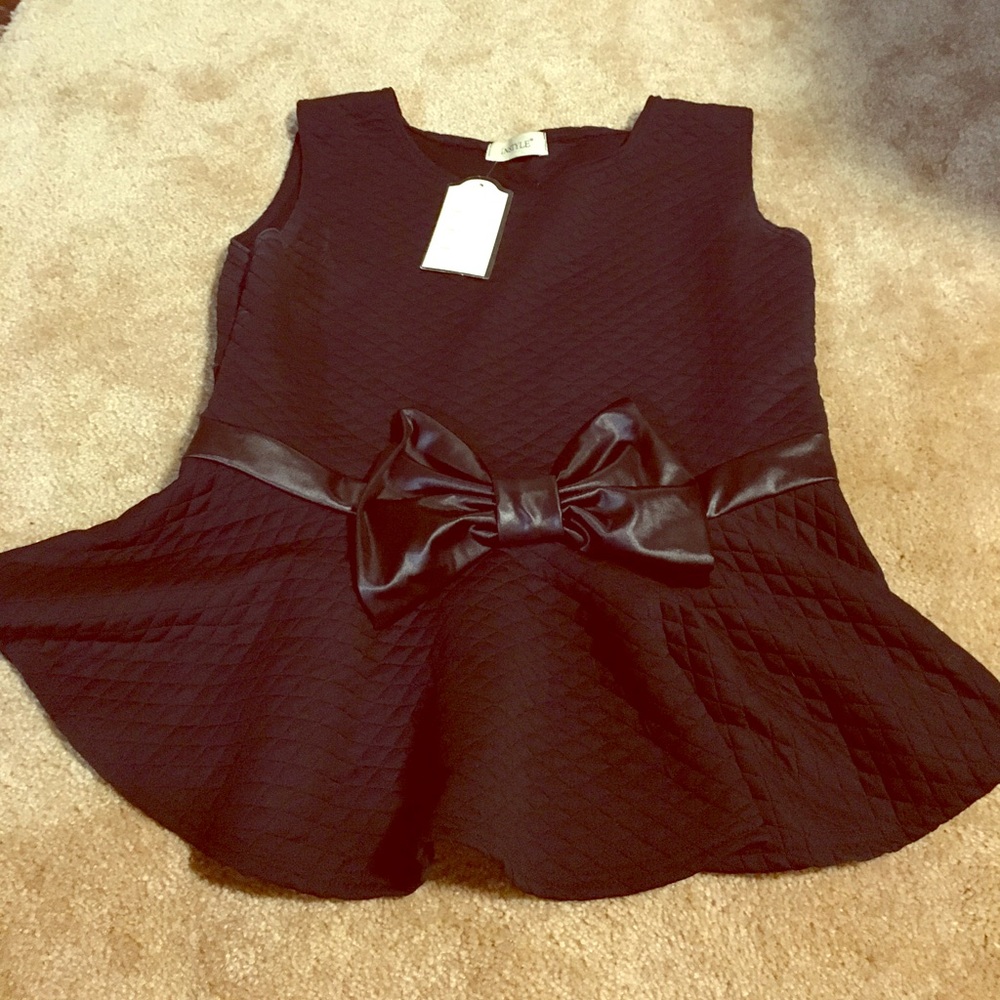 Sleeveless peplum with bow