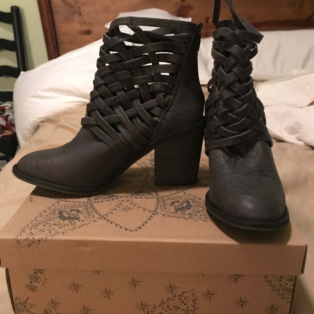 Free people boots size 9. Taupe