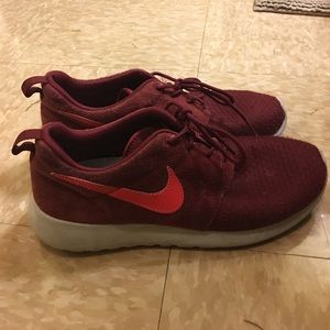 Women's Nike Tennis Shoes (maroon)