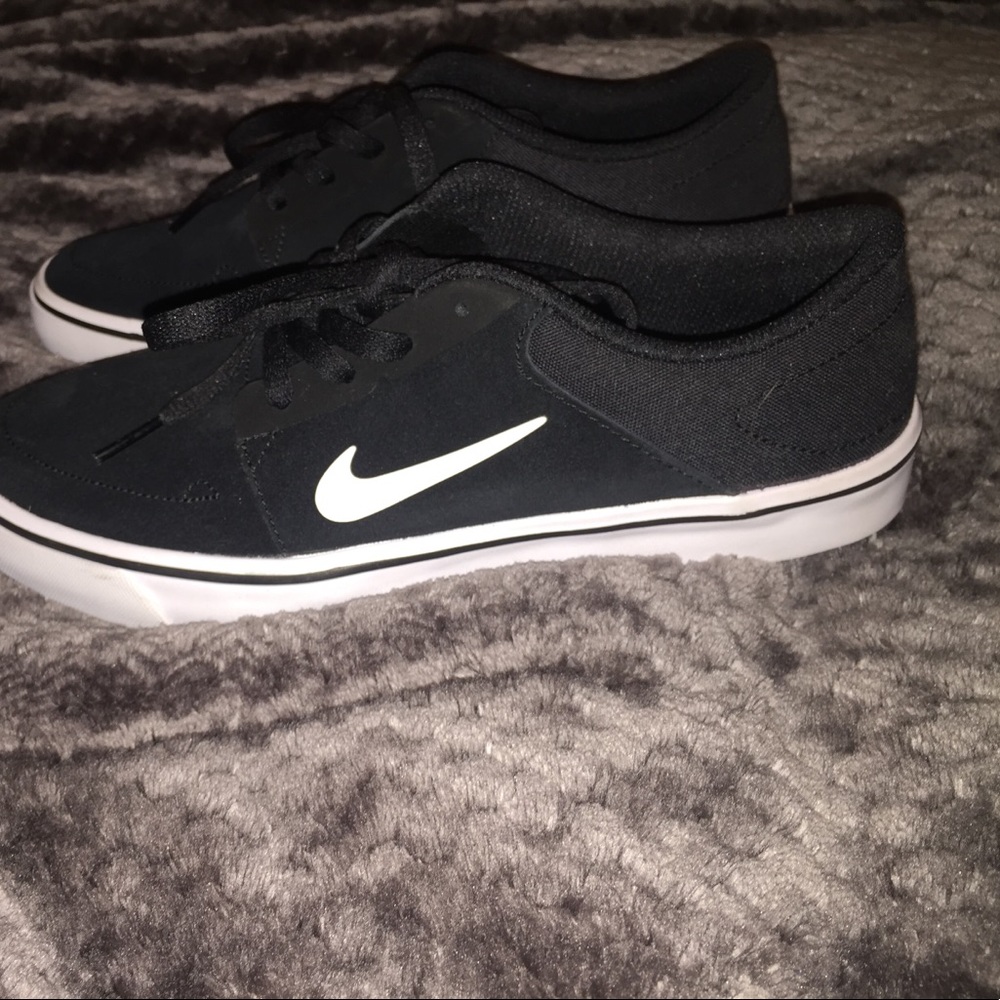 BRAND NEW  nike shoes size 6.5
