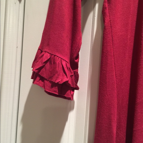 Lovely tunic w/ruffle 3/4 length ruffle sleeves - Picture 2 of 2