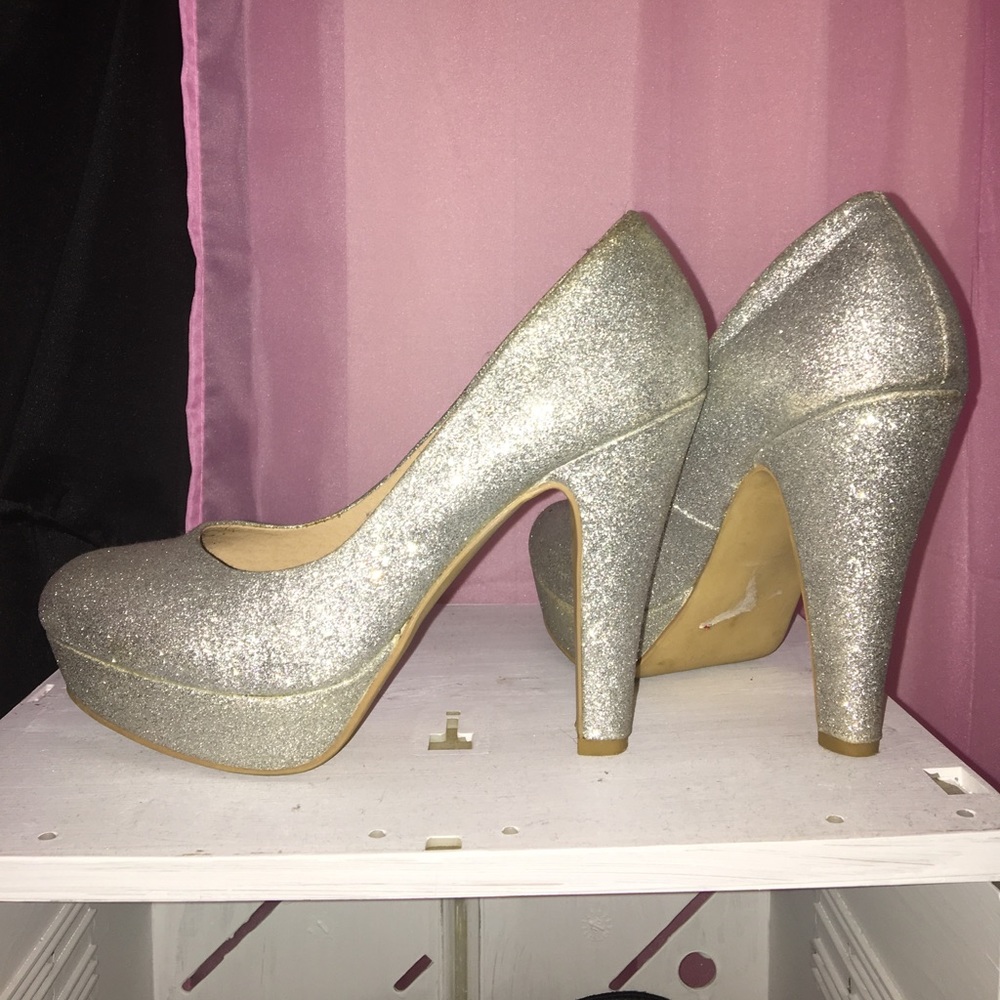 Sparkly silver heels! 💎