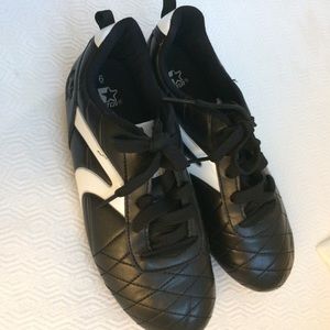 ☄️Boys or Girls Size 6 Soccer Cleats