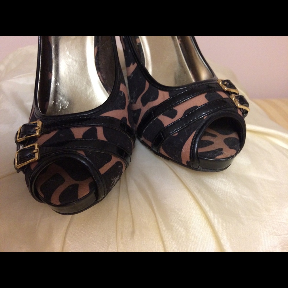 Candies open toe brown cow print low heel 8M
