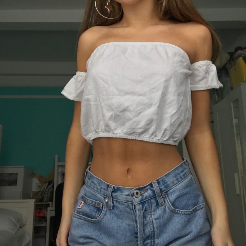 Super cute brandy Melville off the shoulder shirt!