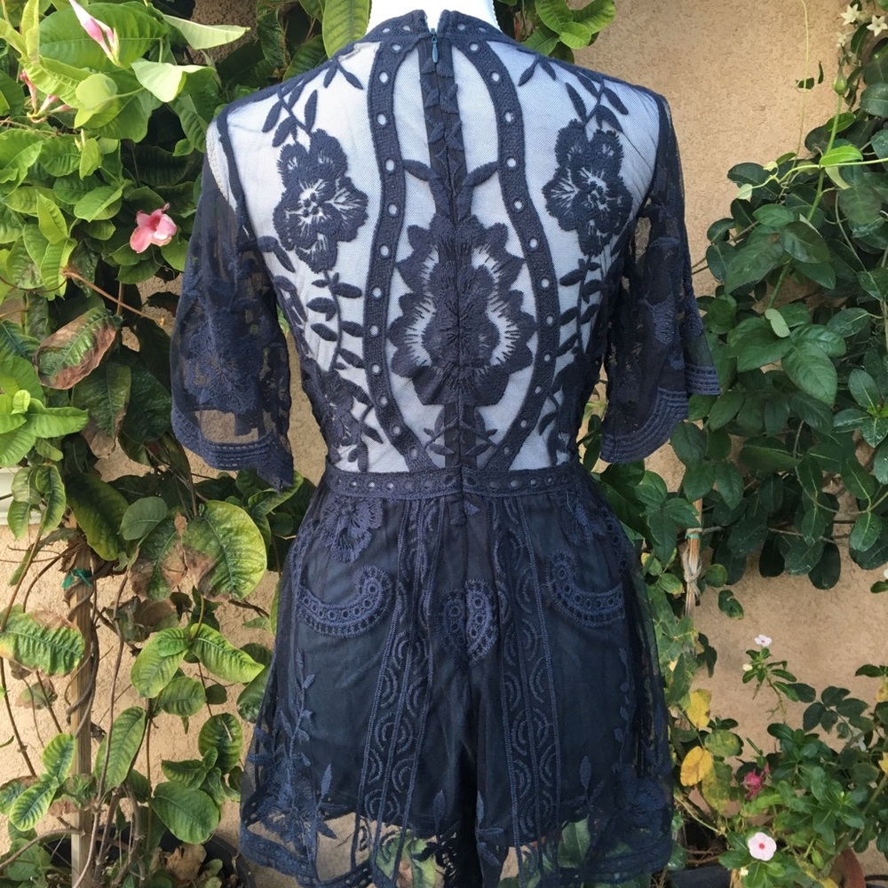 πLace Deep V Romper - Picture 4 of 7