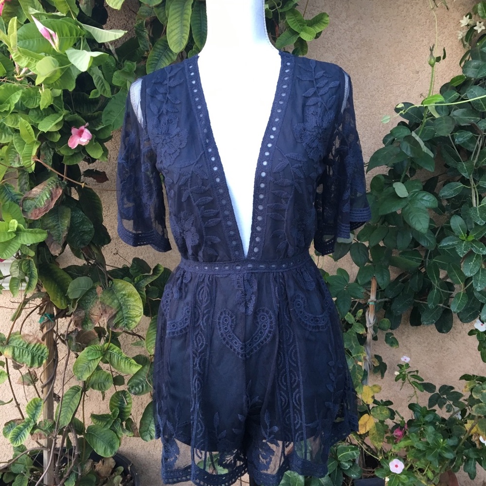 πLace Deep V Romper - Picture 3 of 7