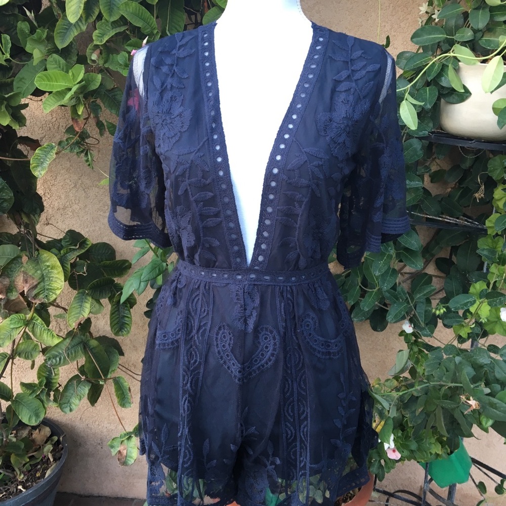 πLace Deep V Romper - Picture 5 of 7