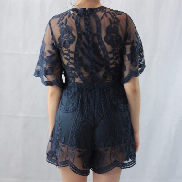 🆕Lace Deep V Romper - Picture 6 of 7
