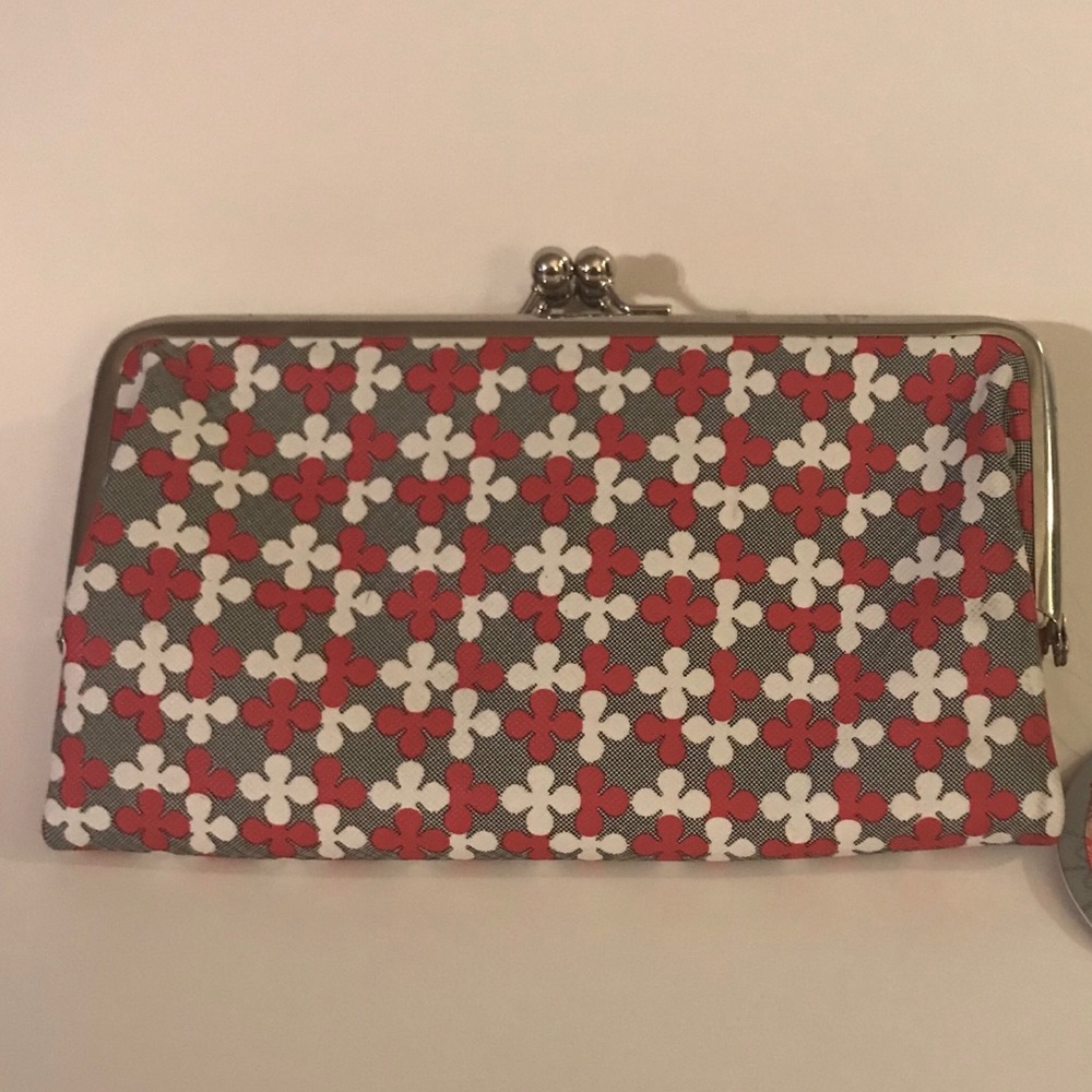 NWT Magnet & Kissing Clip Clutch