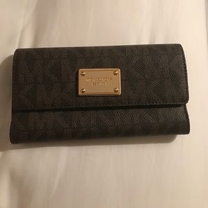 Michael Kors wallet never used