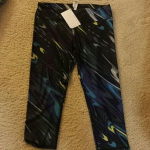 NWT Fabletics printed capri compression leggings
