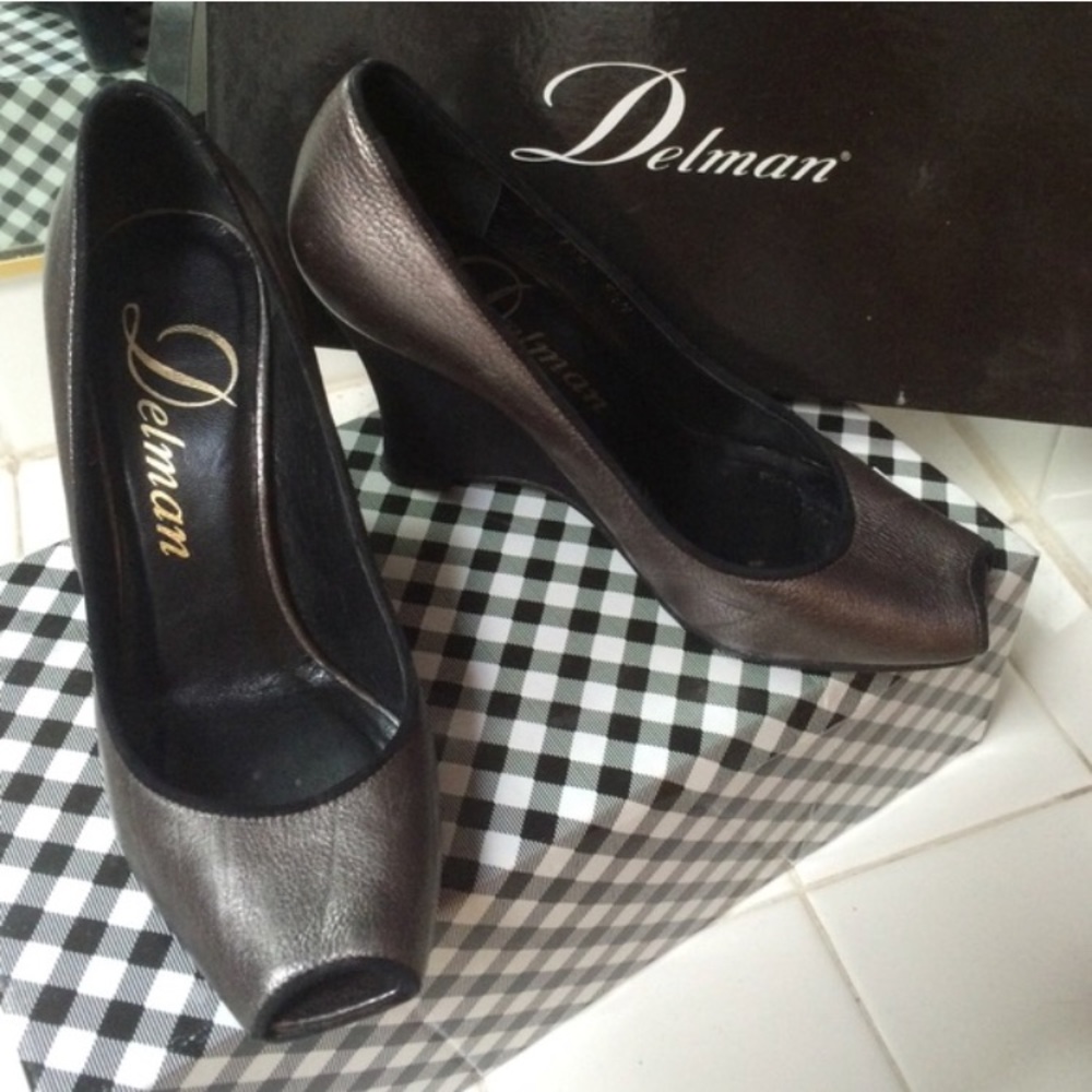 Delman silver/nickel shimmer leather 5.5 Open Toe