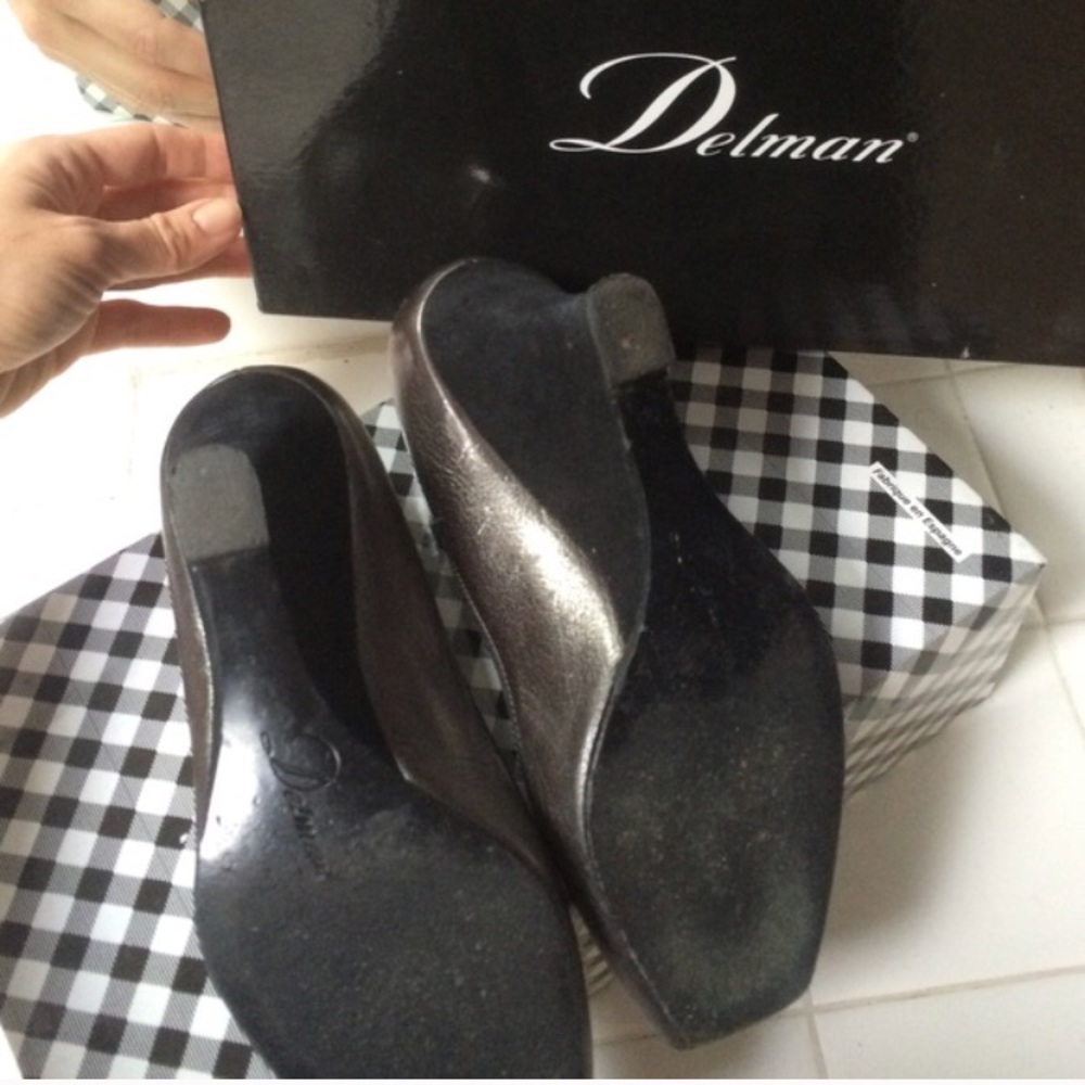 Delman silver/nickel shimmer leather 5.5 Open Toe - Picture 2 of 4