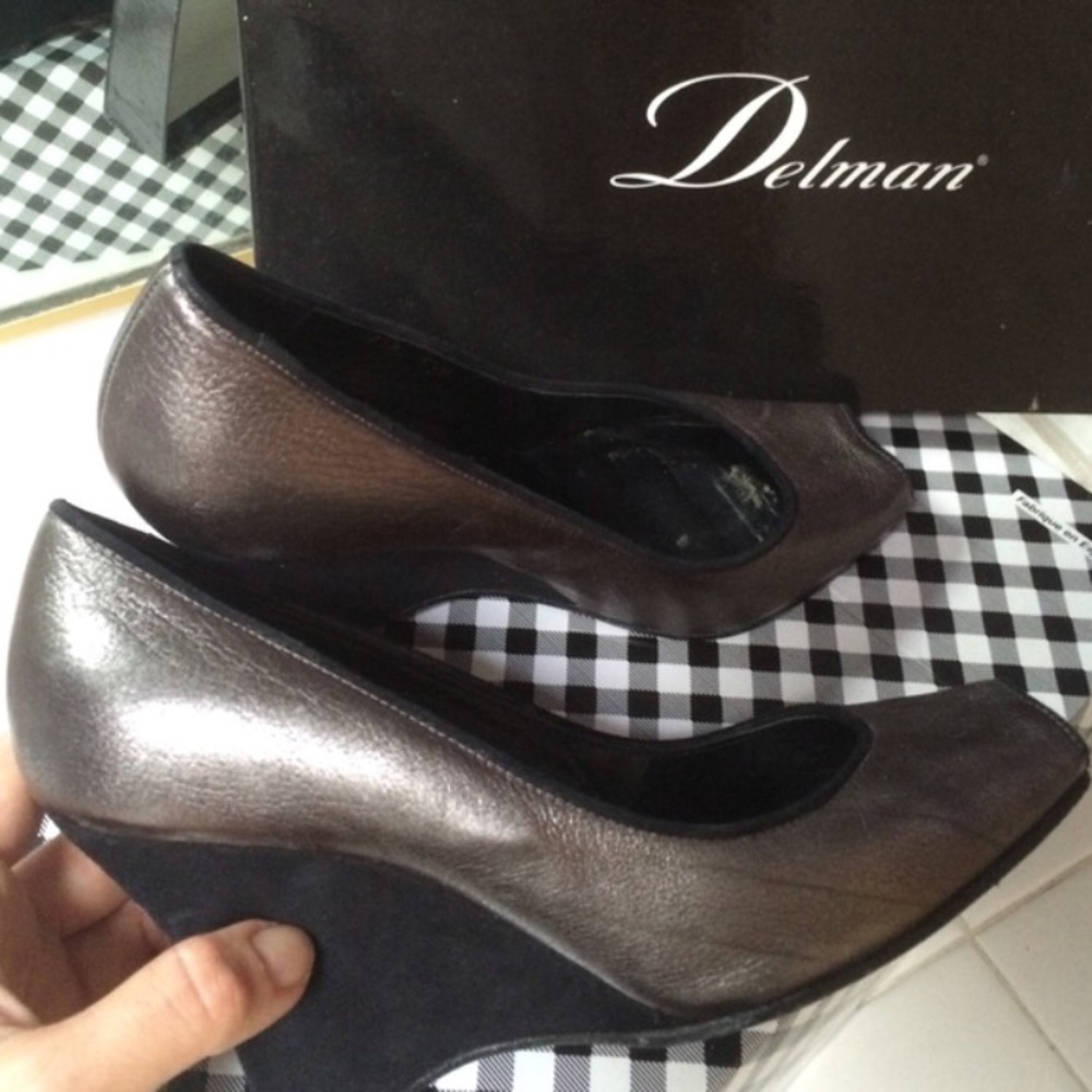 Delman silver/nickel shimmer leather 5.5 Open Toe - Picture 3 of 4