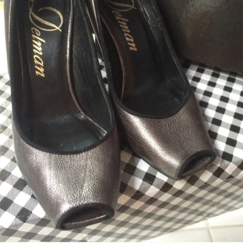 Delman silver/nickel shimmer leather 5.5 Open Toe - Picture 4 of 4