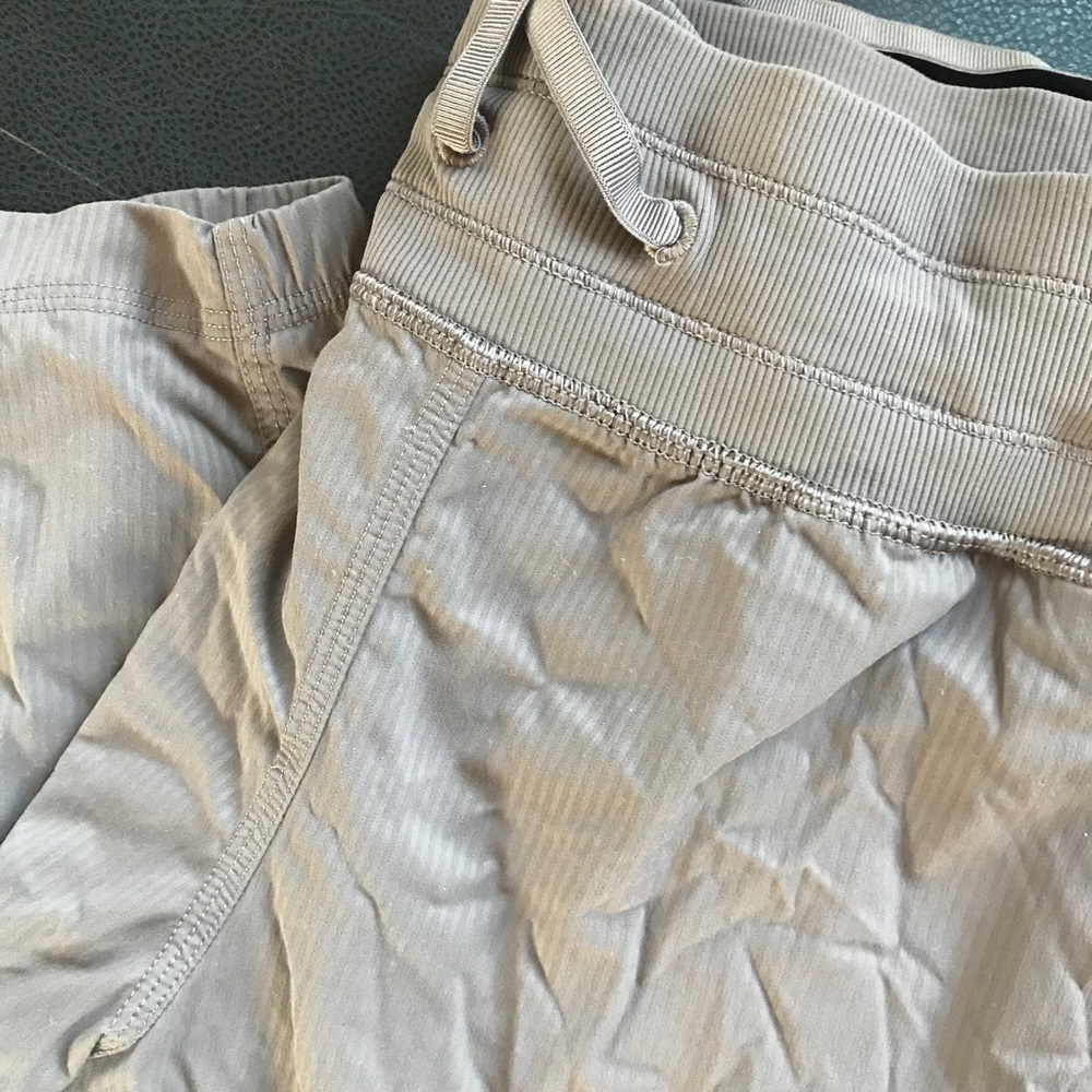 Lululemon Dance Studio Crop taupe 6 UL