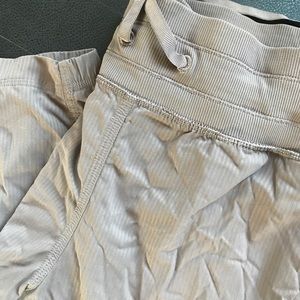 Lululemon Dance Studio Crop taupe 6 UL