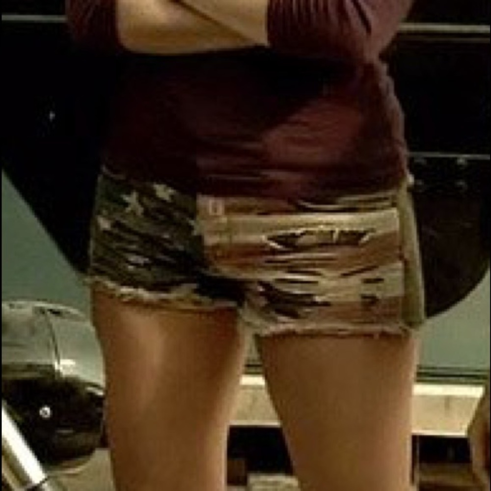 MAJOR ISO: CAMO PRINT SHORTS ASO MALIA TATE!