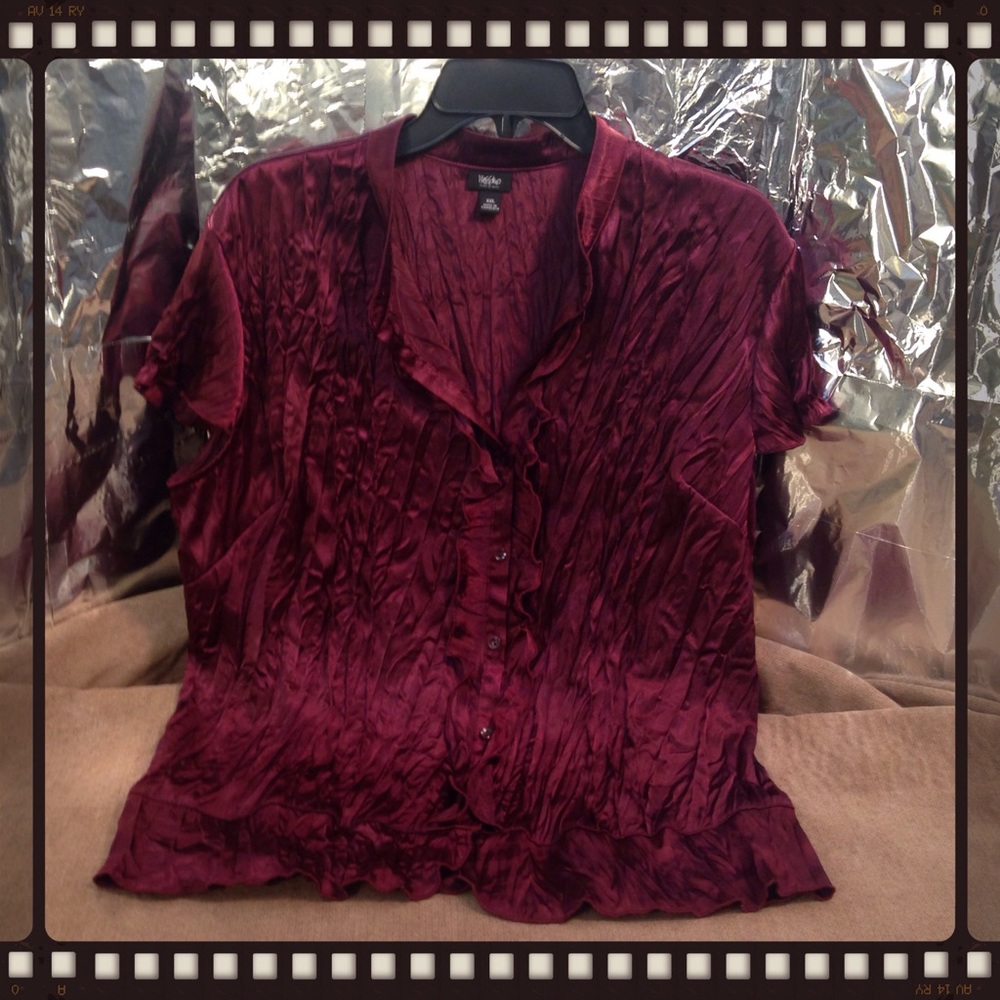 CRINKLE BUTTON UP BLOUSE V-NECK IN BURGUNDY