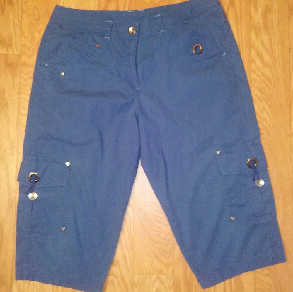 🍁Bay Studio Cargo Capris.🍁