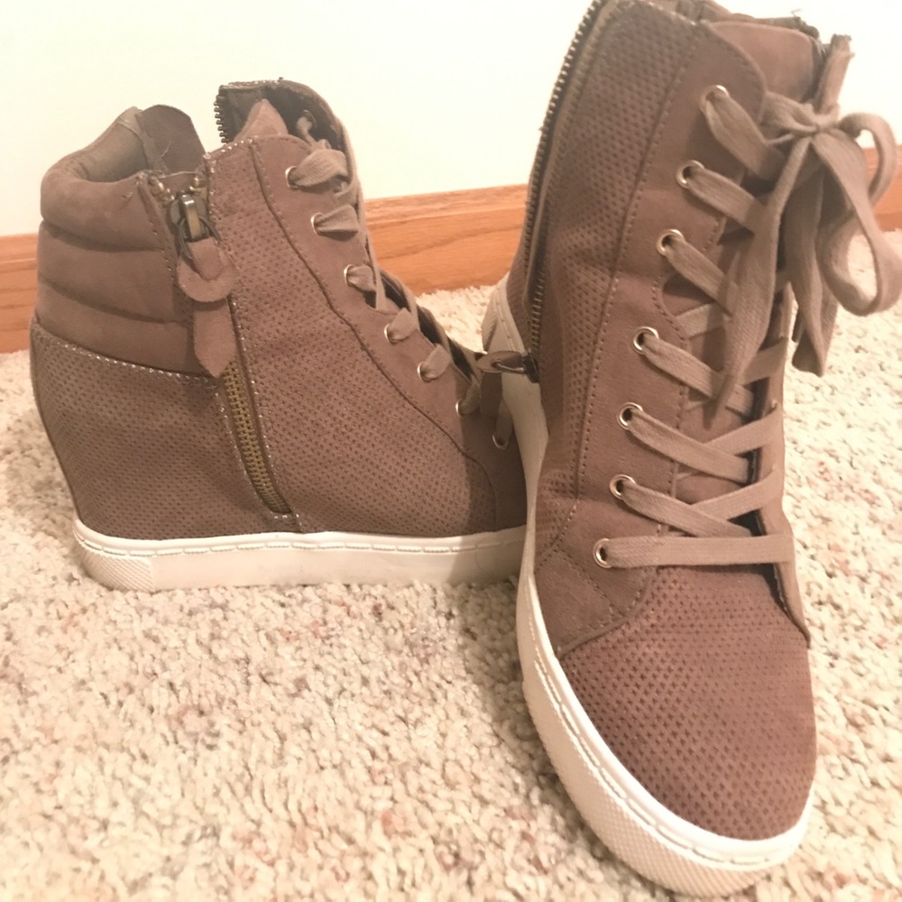 Brand new super cute Steve Madden wedges!