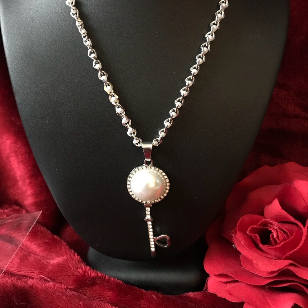 Key shaped pearl and crystals necklace w/ box