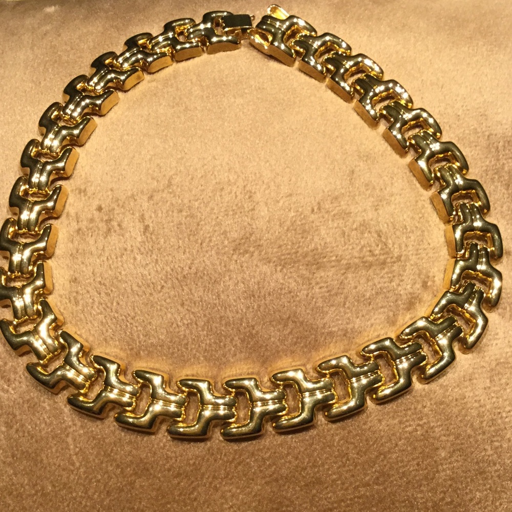 Travel jewelry gold tone necklace
