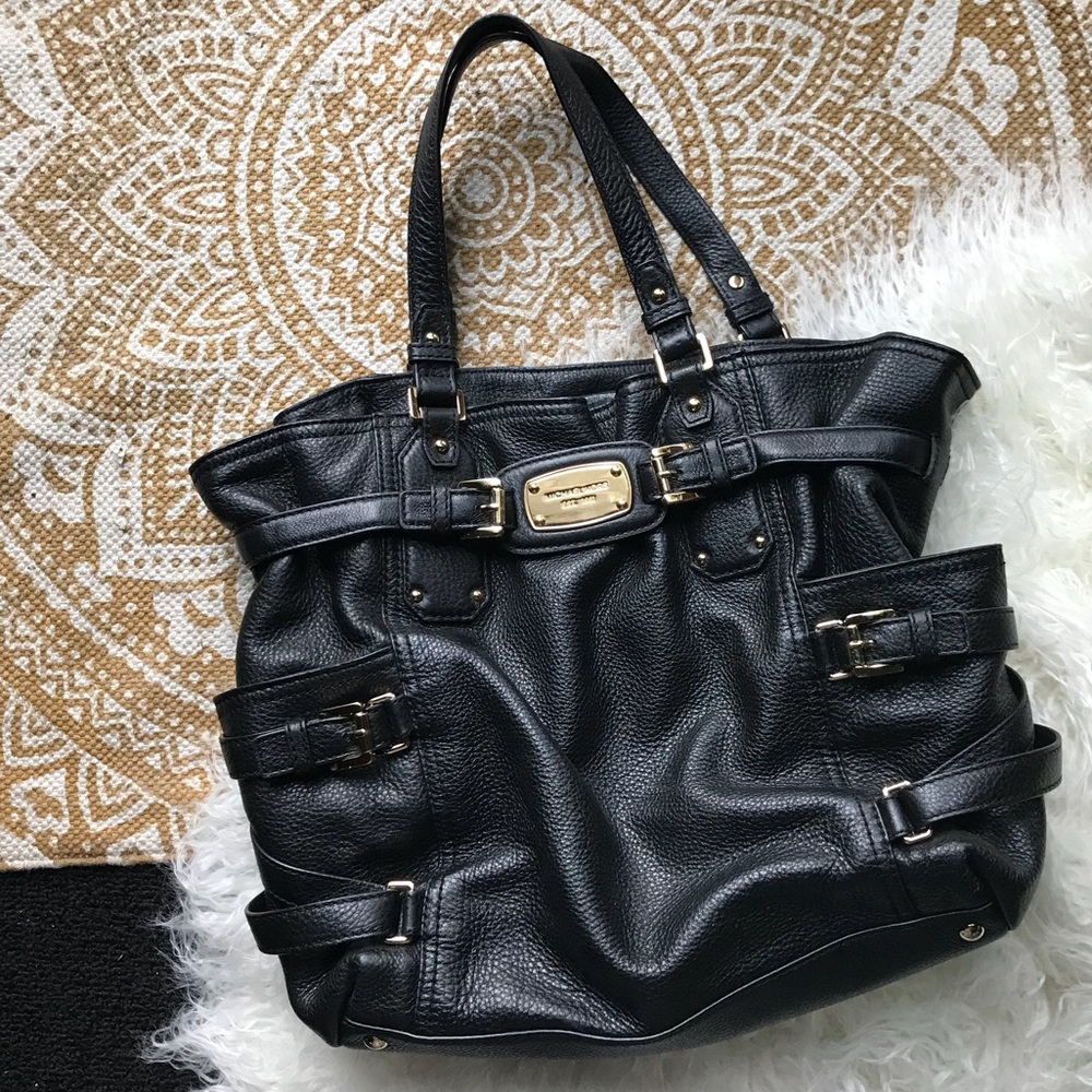 MICHAEL KORS // leather shoulder bag