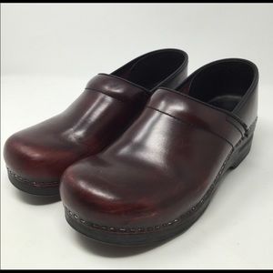Brown Dansko clogs size 40 Narrow