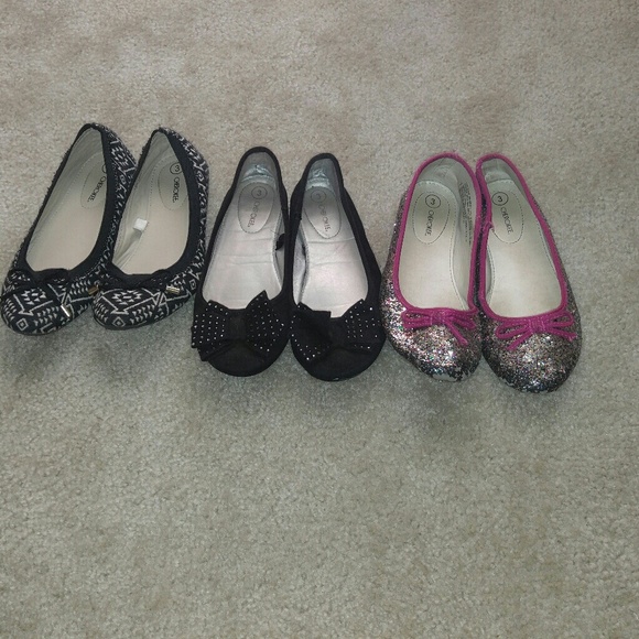 4 pair of Sz3 Flats Three by Cherokee and 1pair by - Picture 1 of 6