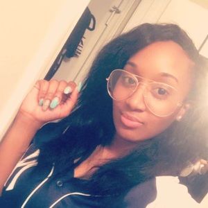 Meet your Posher, Alexis