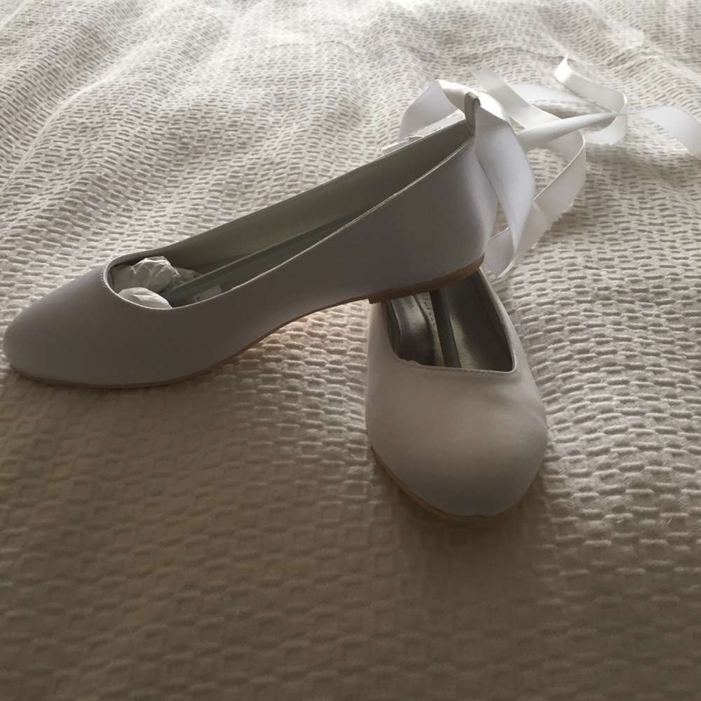 NIB Beautiful White Flats with Satin Tie Ribbon