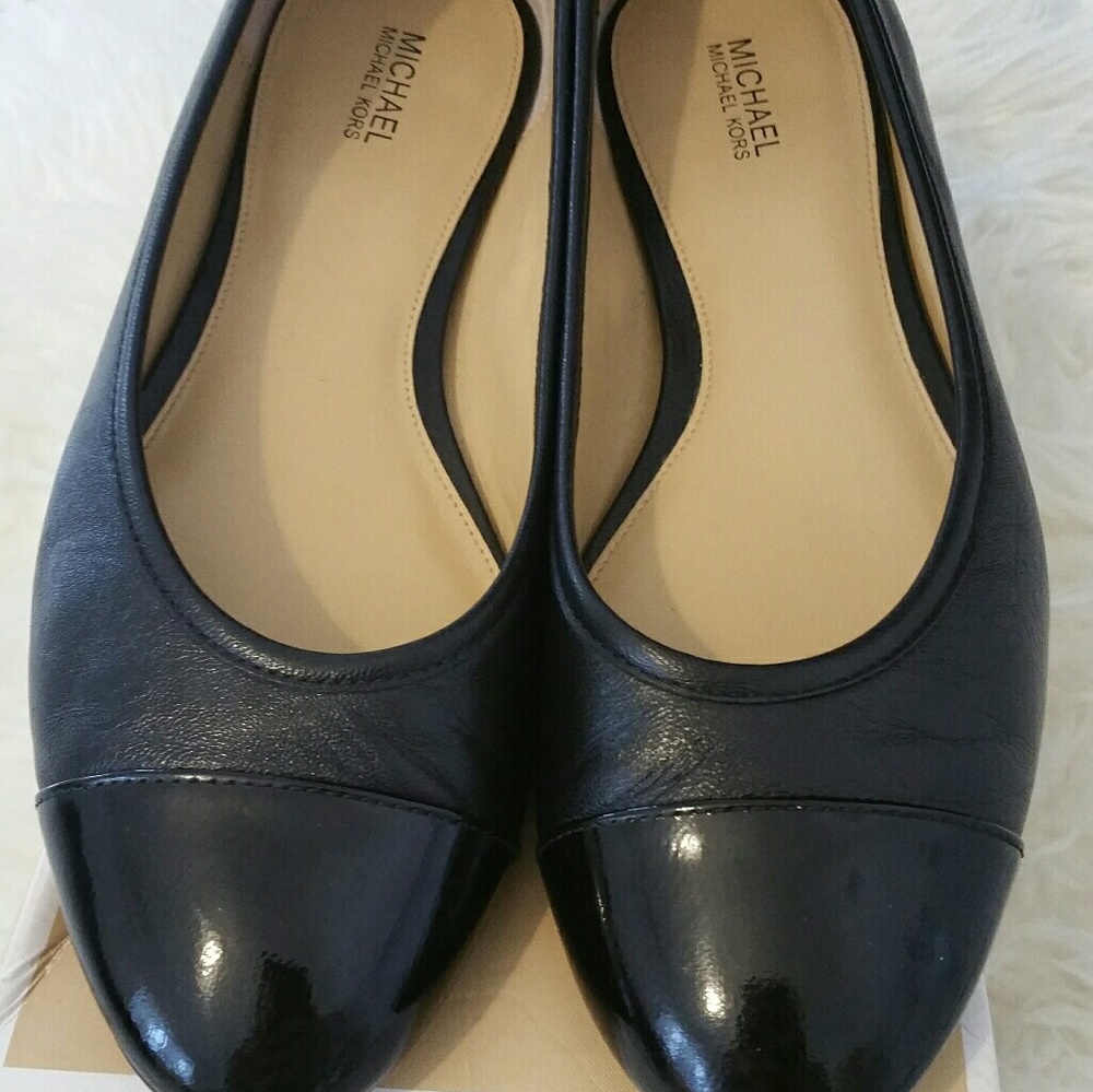Michael kors Sabrina Flats!!!!!! Size 7