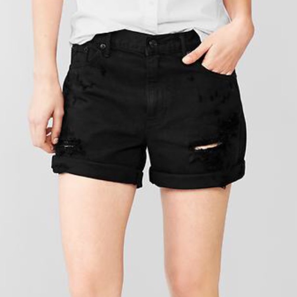 DISTRESSED BLACK SHORTS FROM GAP