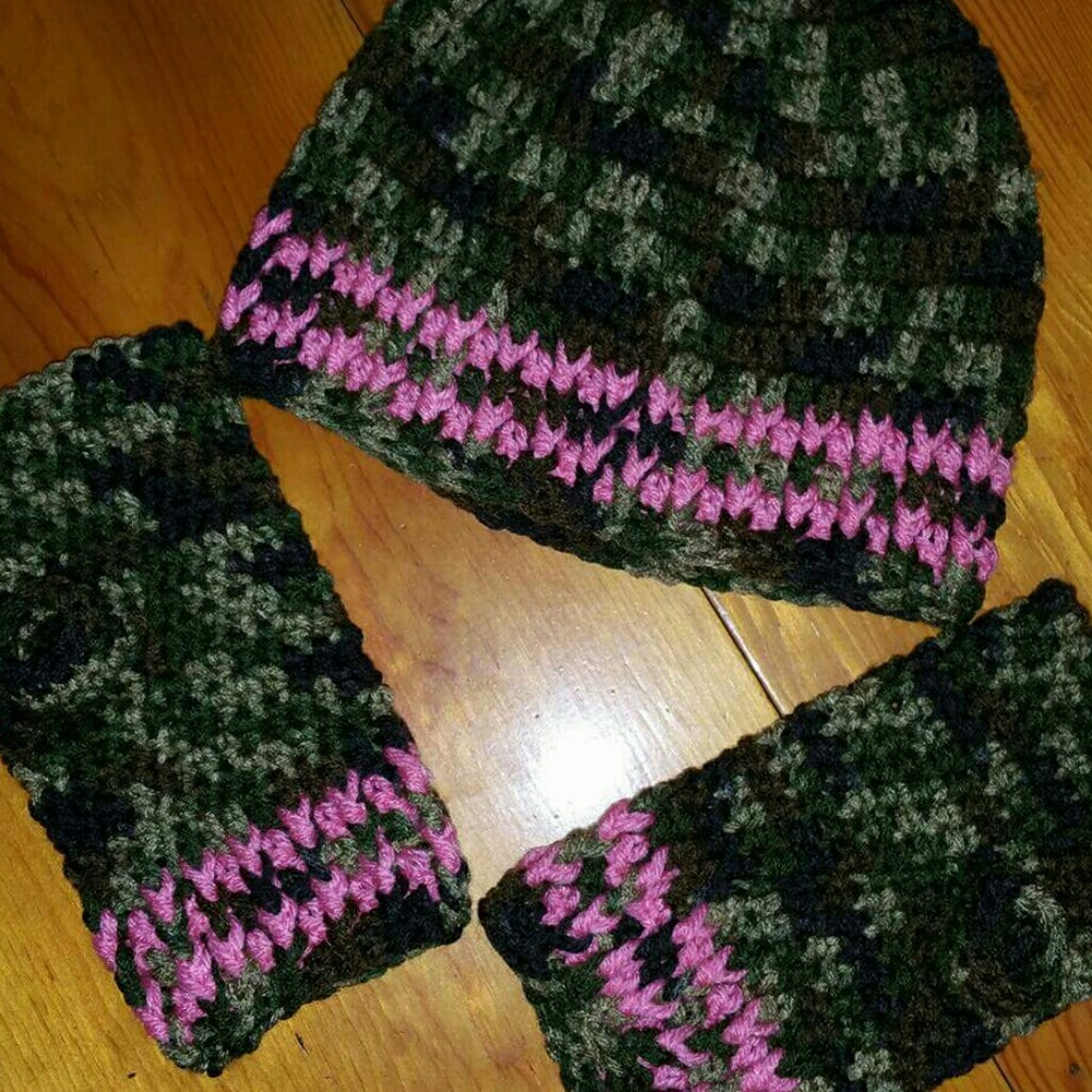 Handmade beanie & fingerless gloves