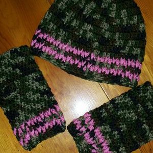 Handmade beanie & fingerless gloves