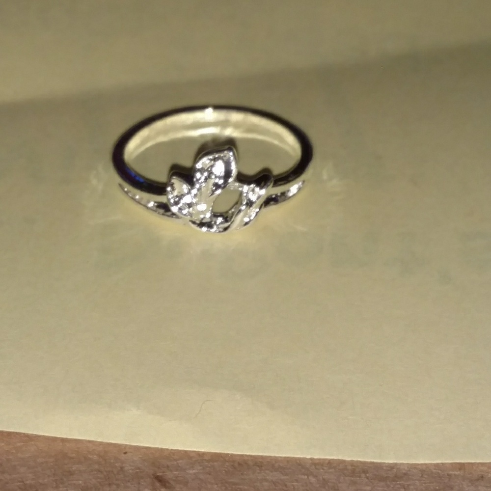 GORGEOUS BRAND NEW SIZE 8 STERLING SILVER RING