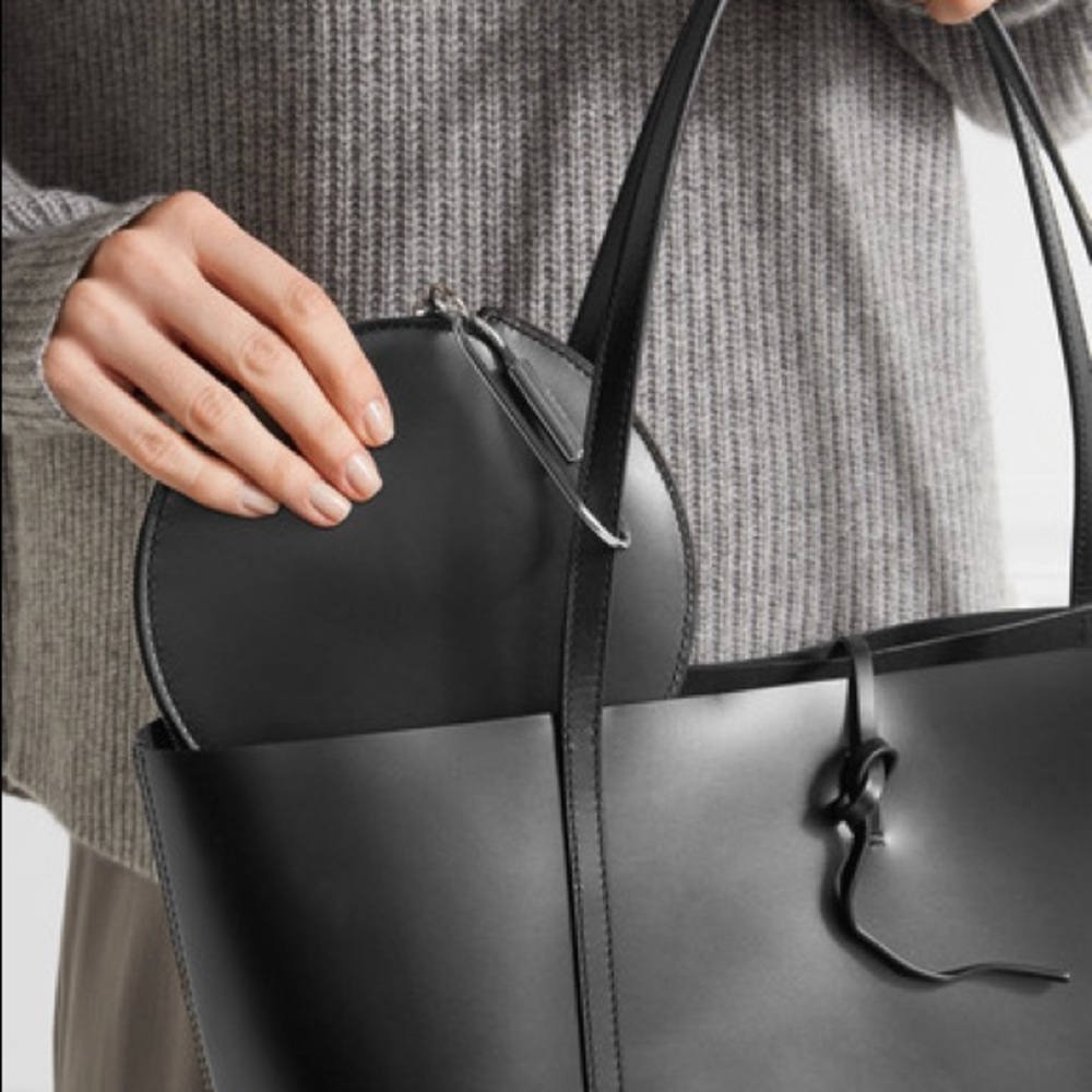 Black circle pouch w/ carabiner