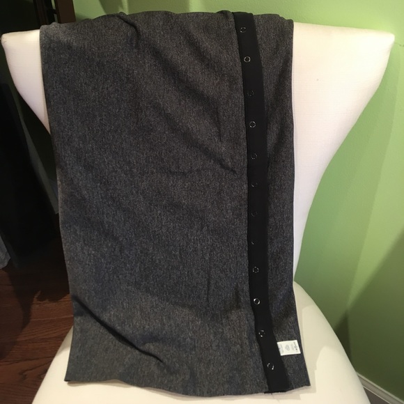 lululemon athletica Accessories - Lululemon black & gray vinyasa scarf sz o/s NWT