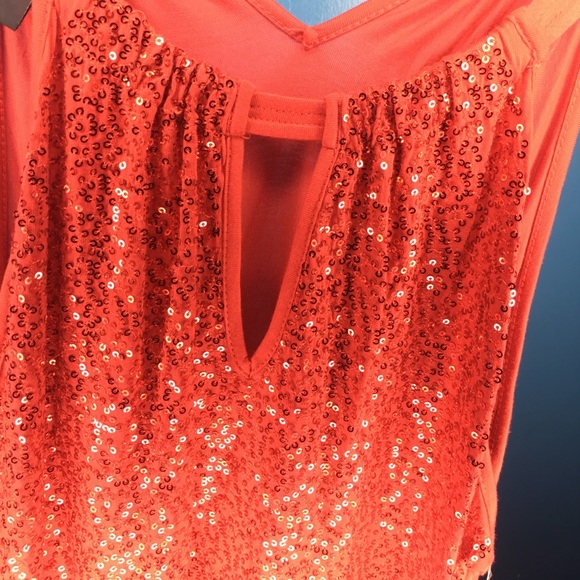 Red top just in time for the holidays - Picture 3 of 4