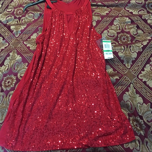 Red top just in time for the holidays - Picture 4 of 4