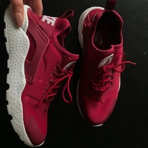 NIKE AIR HUARACHE WOMENS SZ 9