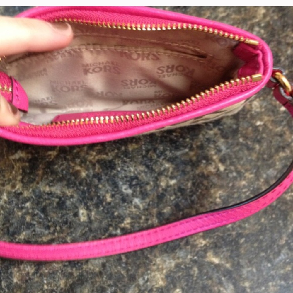 • Final Price • Michael Kors Wristlet - Picture 2 of 3