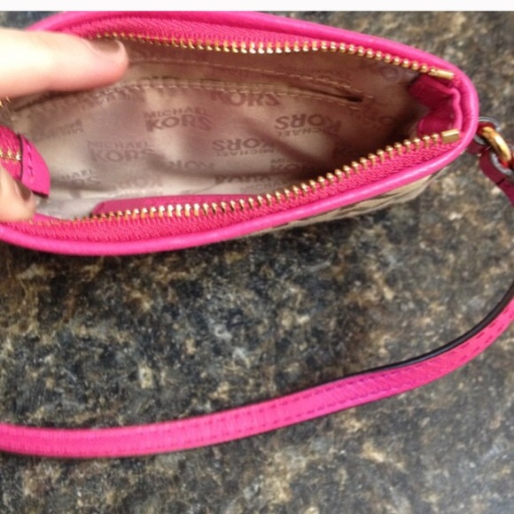 • Final Price • Michael Kors Wristlet - Picture 2 of 3