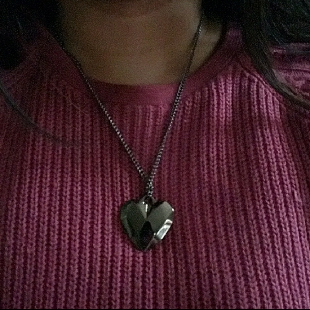 Express multifaceted metallic color heart necklace