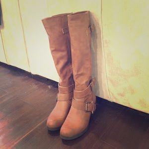 Adorable cognac boots!
